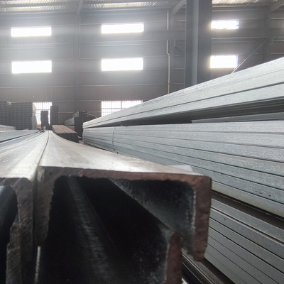 JIS S235JR Canal de acero galvanizado Barra de canal de acero al carbono recubierta de zinc de 50 * 50 mm